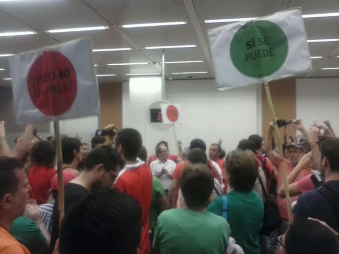 Distintas PAH de Alicante ocupan una sucursal del SabadellCAM