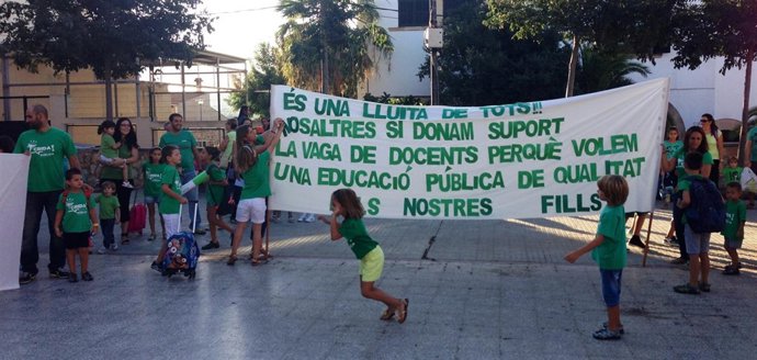 Concentración en el Colegio Público de Sant Jordi de Palma