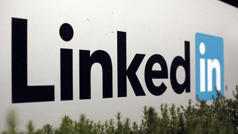 El logo de LinkedIn Corporation, una red social para profesionales, en las ofici