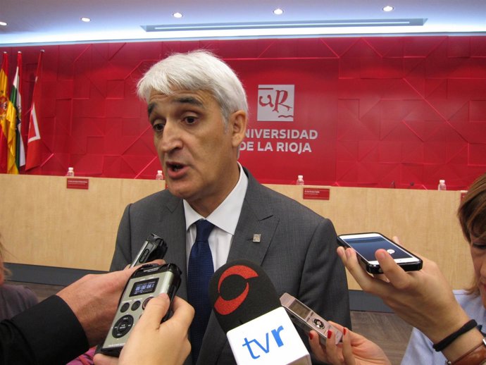 El rector de la UR, José Arnáez, atiende a los medios de comunicación