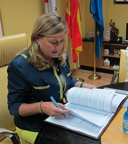 La consejera de Hacienda en la firma de un acuerdo con sindicatos