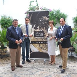 Zurera, Criado, Carmona y Garrido junto al cartel de la Cata