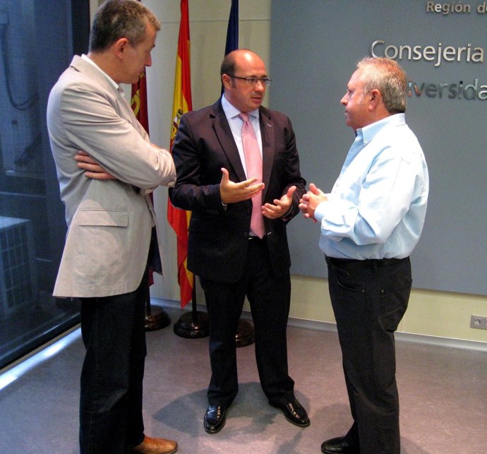 Sánchez, en el centro, con Bueno y Jiménez