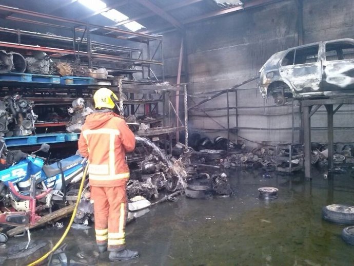 Incendio en un desguace de Requena