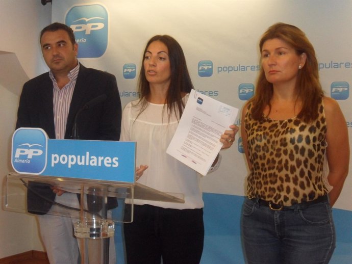 Los parlamentarios del PP José Cara, Rosario Soto y Rosalía Espinosa