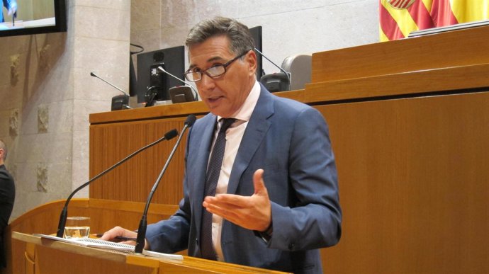 El consejero Ricardo Oliván en su comparecencia en las Cortes