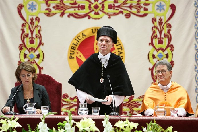 El rector se dirige a la comunidad universitaria entre la presidenta Barcina 