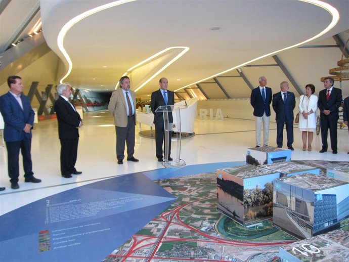 Belloch y Fernández de Alarcón en inauguración de la muestra en Pabellón Puente