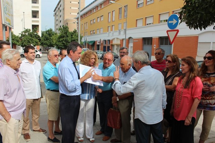 Espadas con vecinos del Distrito Macarena