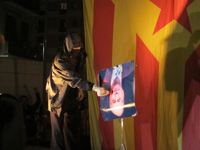 Queman un retrato del Rey tras una manifestación anticapitalista 