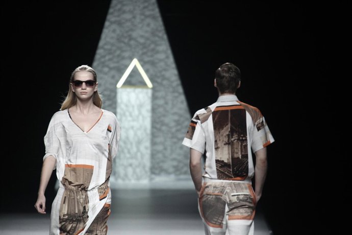 Explosión de color de la mano de Ana Locking