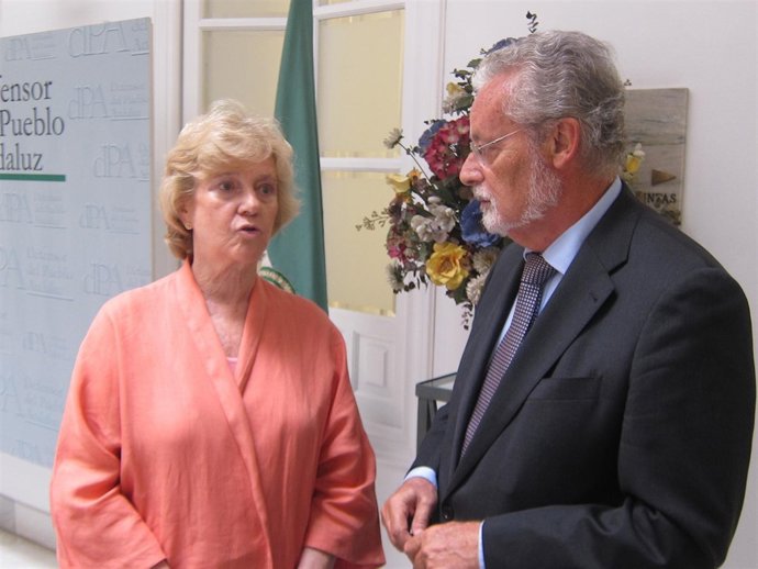 La Defensora del Pueblo, Soledad Becerril, y su homólogo andaluz, Jesús Maeztu