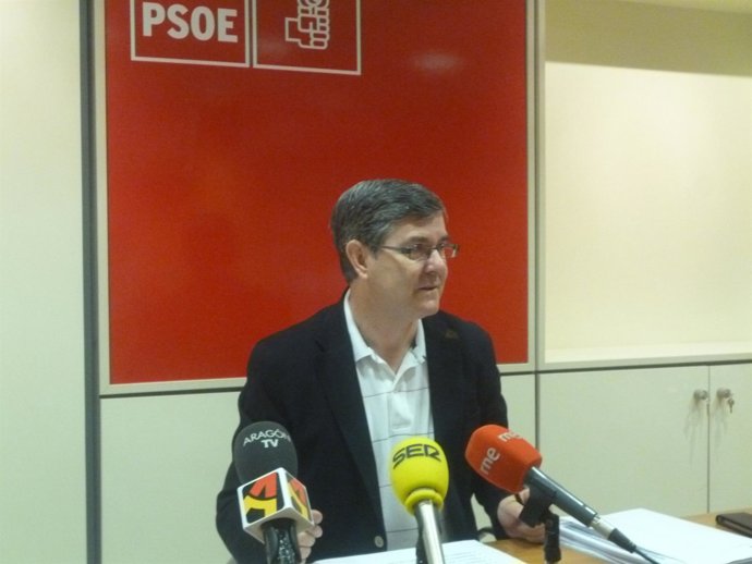 El secretario general del PSOE-Teruel, Vicente Guillén, en rueda de prensa