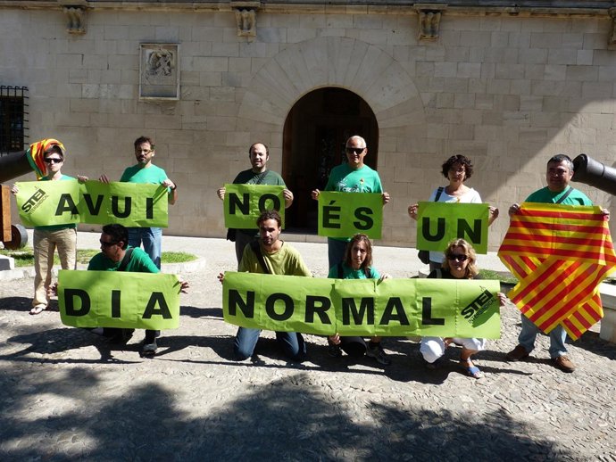 Miembros del STEI protestan contra el TIL frente al Consolat