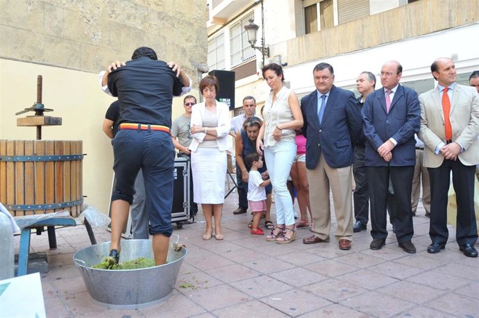 Las autoridades observan el momento de la pisa tradicional de la uva
