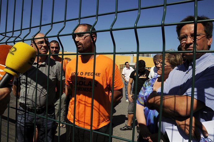 ENCIERRO TRABAJADORES T-SOLAR CON PARLAMENTARIOS DEL BNG:30/08/2013: SAN CIBRAO 