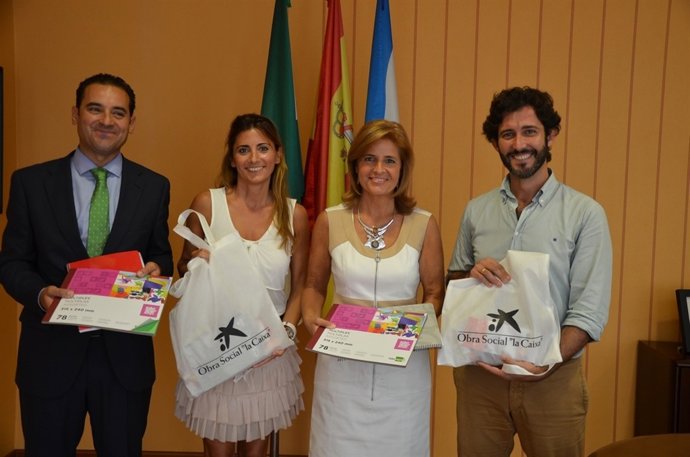 Entrega de material escolar en Fuengirola 