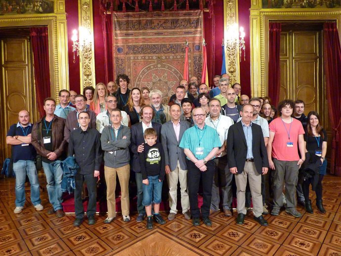 El consejero Sánchez de Muniáin con los participantes en el simposio.