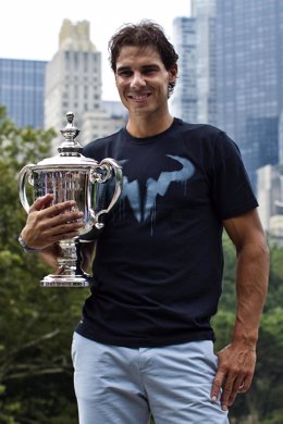 El tenista español Rafael Nadal sonríe con el trofeo del Abierto de Estados Unid