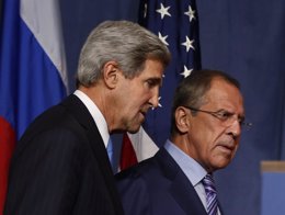 El secretario de Estado de Estados Unidos (izquierda), John Kerry, camina junto 