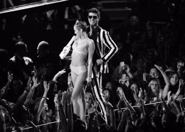 Attends the 2013 MTV Miley Cyrus en premios MTV