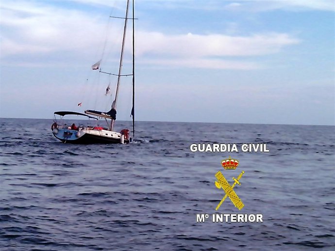 Imagen del velero rescatado en la desembocadura del Mijares