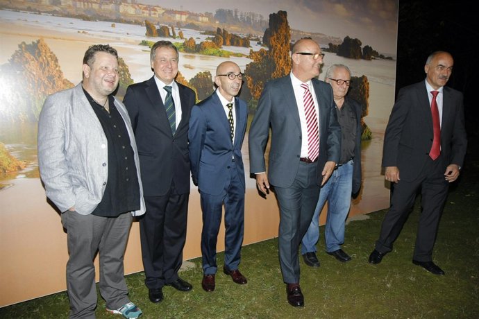 El consejero de Turismo, Eduardo Arasti, con galardonados del Premios Nécora