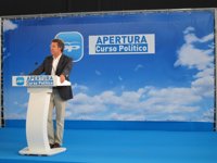 (AV) Feijóo pide "combatir" a los incendiarios con la "misma firmeza y valor" que lo hacen brigadistas