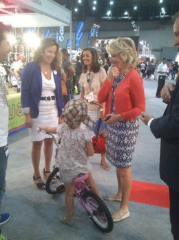 Esperanza Aguirre y su nieta en Expobike