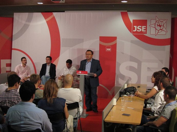 El coordinador de la Interparlamentaria del PSOE-A, Miguel Ángel Heredia