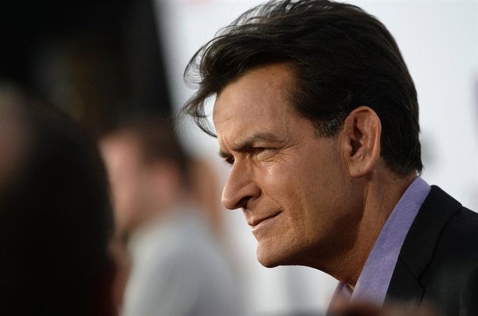 Charlie Sheen se gardua