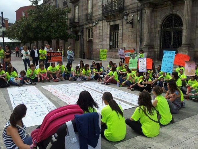 Protesta de los trabajadores de Golden Line en Torrelavega el 14-9-2013