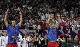 Los tenistas checos Radek Stepanek y Tomas Berdych celebran su victoria en el pa