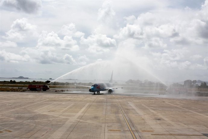 Bautismo avión, nueva ruta con Praga aeropuerto San Javier