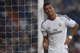 El delantero del Real Madrid Cristiano Ronaldo apoyado sobre el larguero de un a