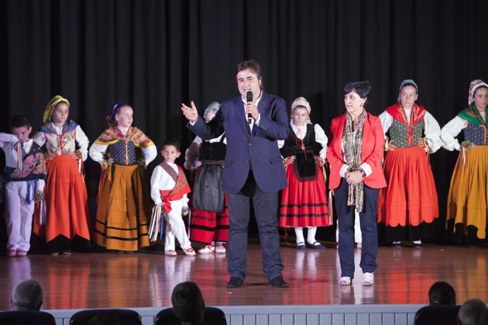 Diego Movellán con alumnos de folclore