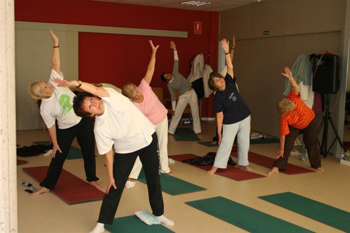 Mayores Realizando Ejercicios De Yoga