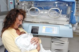 Sanitarios recomiendan el método canguro entre madre y bebé