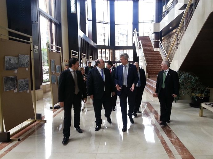 Carballeda y Caunedo, primero y segundo por la izquierda, a su llegada al acto.