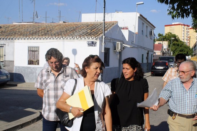 Amanda Meyer visita casitas bajas de Santa Teresa en Cerro-Amate