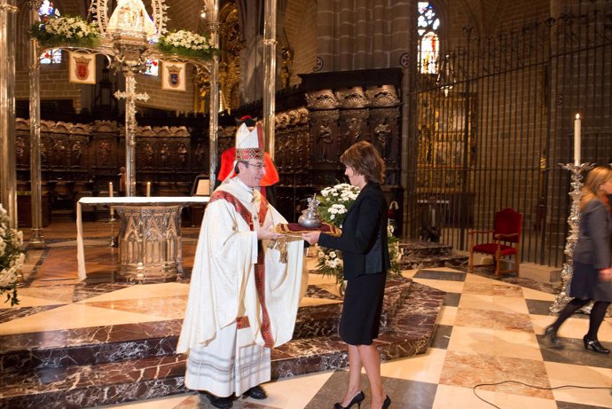 Barcina hace entrega al arzobispo del donativo.