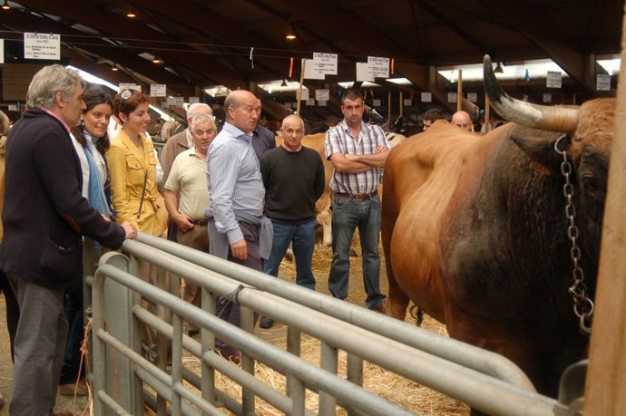 Ramos (de amarillo) visita la feria Agrosiero.