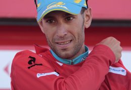 El ciclista italiano del equipo Astana Vincenzo Nibali celebra tras obtener el l