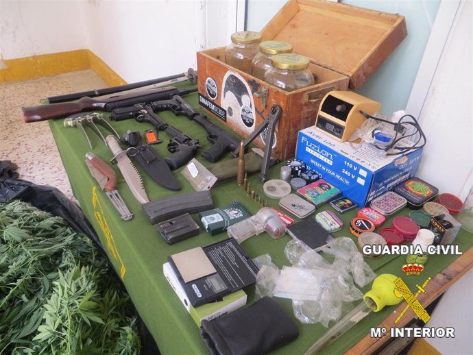 Armas incautadas en Santa Marta de los Barros.