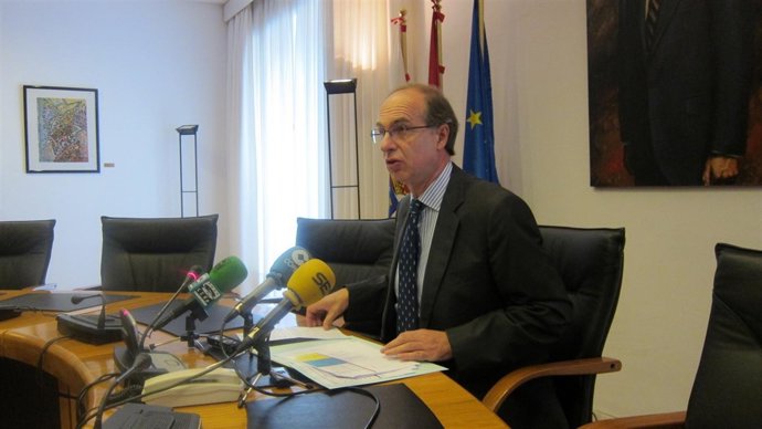 El presidente del Parlamento presenta en rueda de prensa el presupuesto de 2014