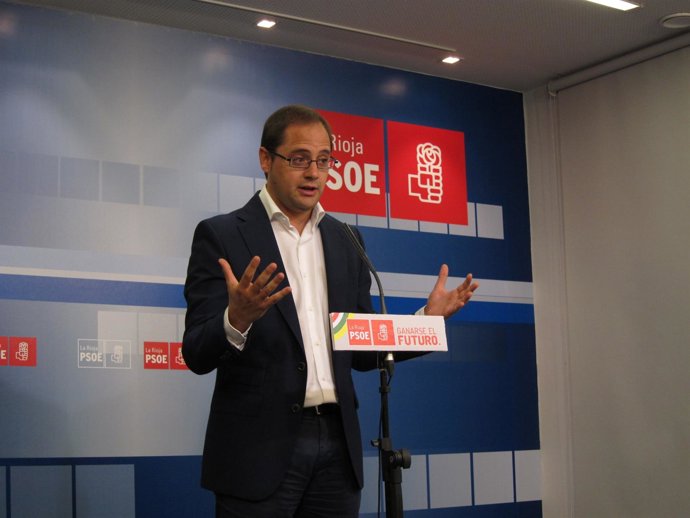 El secretario general del PSOE, César Luena, hace propuestas económicas