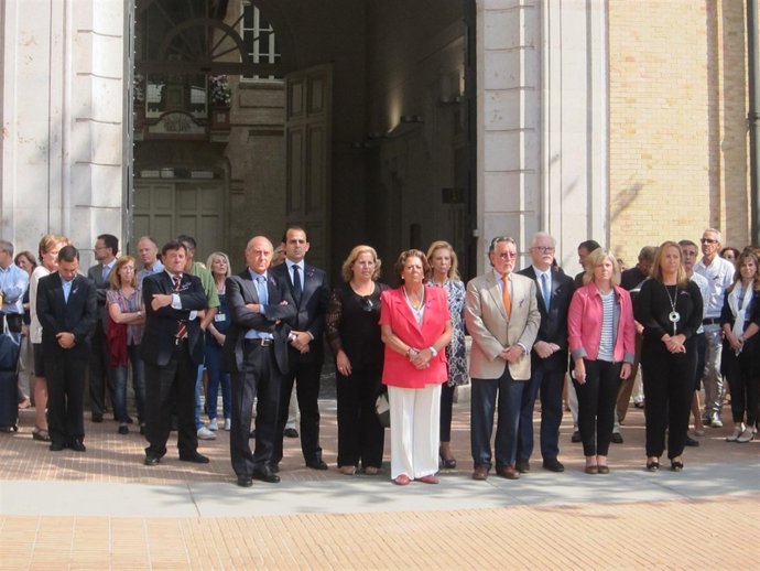 Barberá, en el centro, junto a otros ediles en la concentración silenciosa