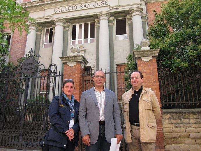 Dorado, Sáenz y Navajas, ante la puerta de Maristas
