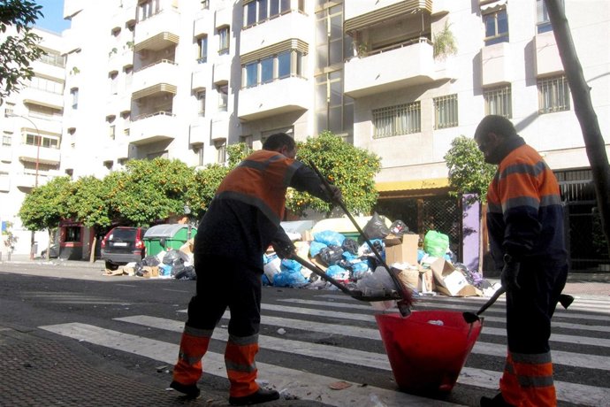 Operarios de Lipasam durante  la huelga de febrero.