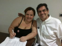 Raquel y Jose Luis González (PAH) durante la firma del acuerdo